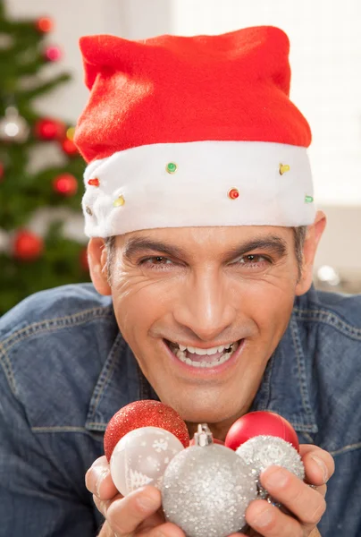 Père Noël homme avec des boules de Noël — Photo