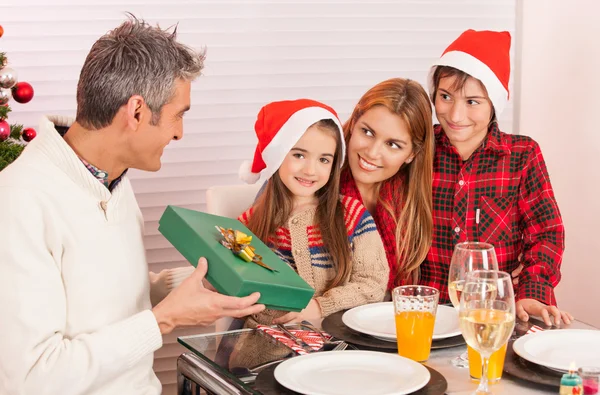 Familie viert Kerstmis — Stockfoto