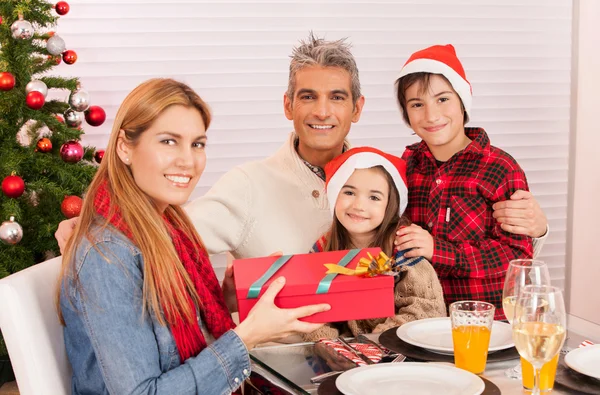 Familia celebrando la Navidad — Foto de Stock