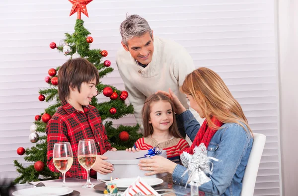 クリスマスを祝う家族 — ストック写真