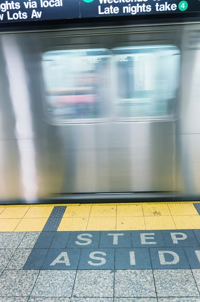 Passo texto de lado dentro do metrô de Nova York — Fotografia de Stock