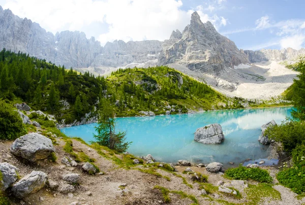 Lago di Sorapis - Meravigliosi colori blu — Foto Stock