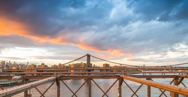 Längs Brooklyn Bridge i solnedgången — Stockfoto