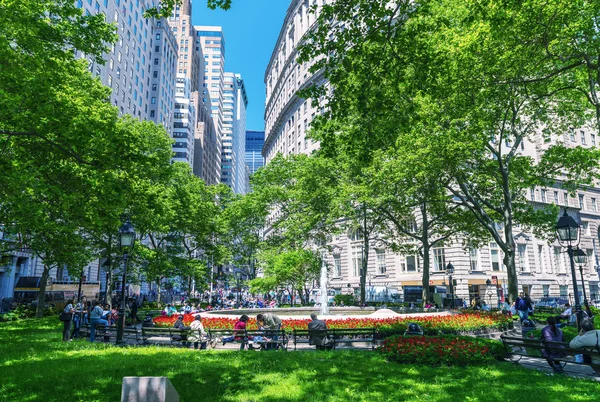 Turistas relaxar em um parque da cidade — Fotografia de Stock