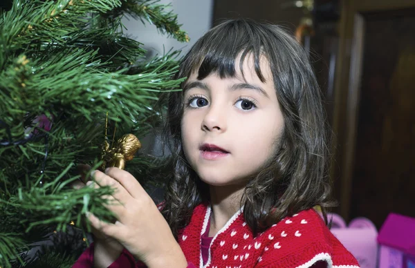 A lány élvezi otthon a karácsonyfa — Stock Fotó
