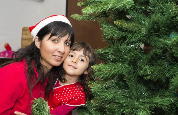 Holčička s matka těší vánoční stromeček — Stock fotografie