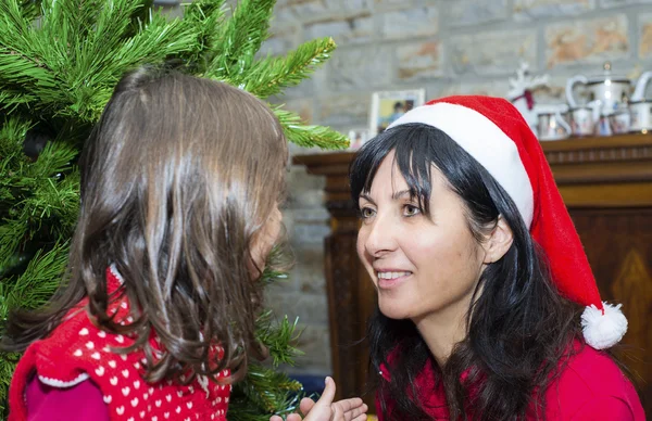 Bambina con madre godendo albero di Natale — Foto Stock