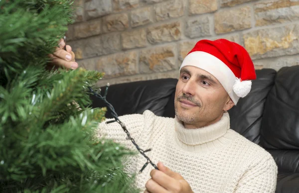 Sorridente maschio godendo albero di Natale — Foto Stock