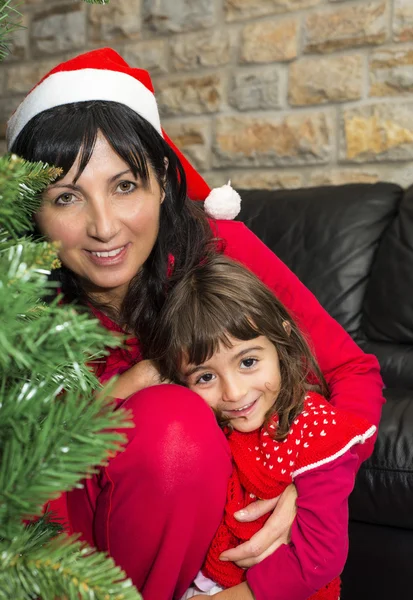 Babymeisje met moeder genieten van kerstboom — Stockfoto