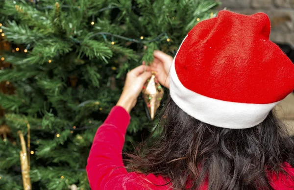 Donna decorazione albero di Natale — Foto Stock