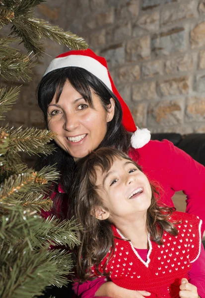 Mädchen mit Mutter genießt Weihnachtsbaum — Stockfoto