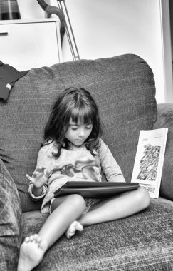 Tablet ile oynarken gülümseyen kız