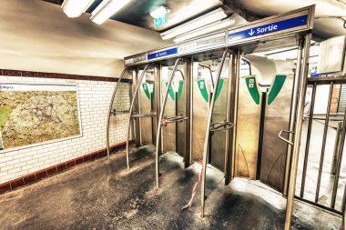Paris Metro giriş kapıları.