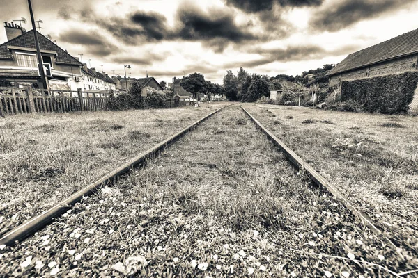 Ferrocarril a través de un antiguo pueblo — Foto de Stock
