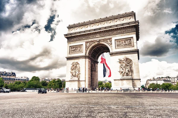 Turistas no Arco do Triunfo. Paris — Fotografia de Stock