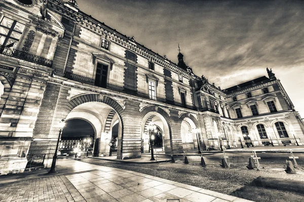 夜のパリのルーブル美術館 — ストック写真