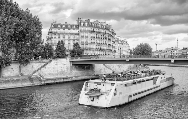 Tourists enjoy city view, Paris — Stock Photo, Image