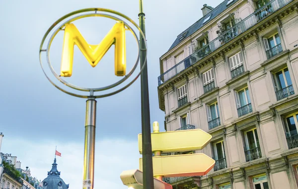 地铁在巴黎的标志 — 图库照片