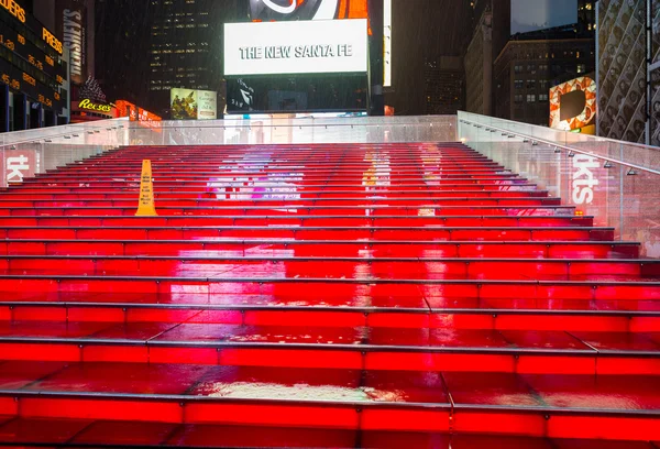 タイムズ ・ スクエアのダフィー広場の赤い階段が濡れています。 — ストック写真