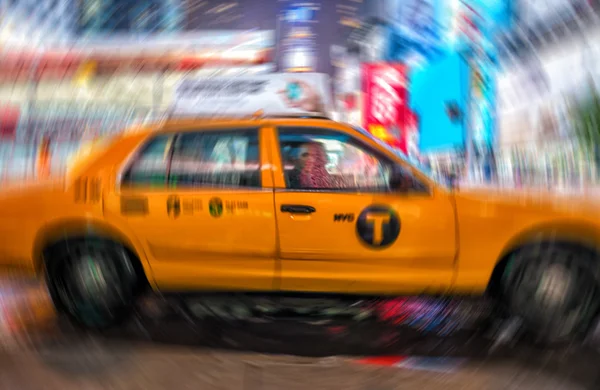 Homályos, sárga cab helyezi az éjszaka a Times Square, divatos — Stock Fotó