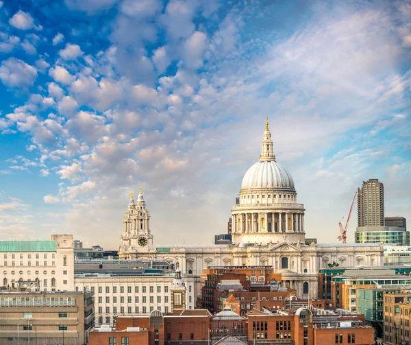 London mit St. Paul Kathedrale — Stockfoto