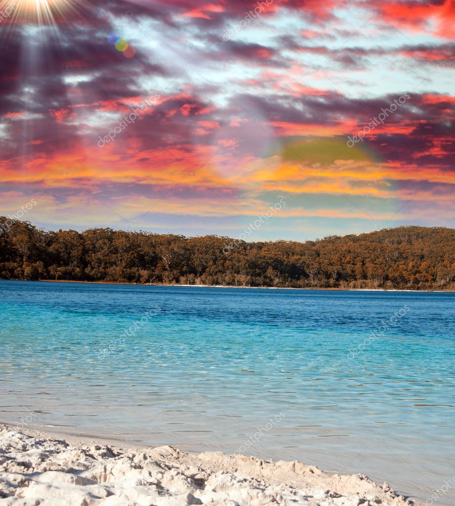 Lake McKenzie at dusk. — Stock Photo © jovannig 60673907