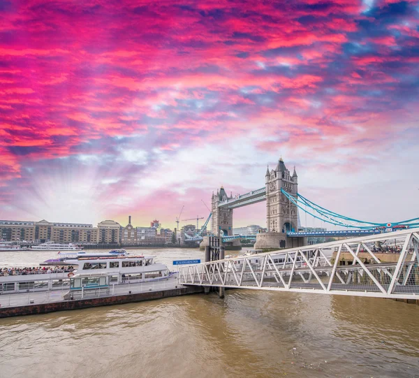 Tower Bridge og Themsen ved solnedgang - Stock-foto