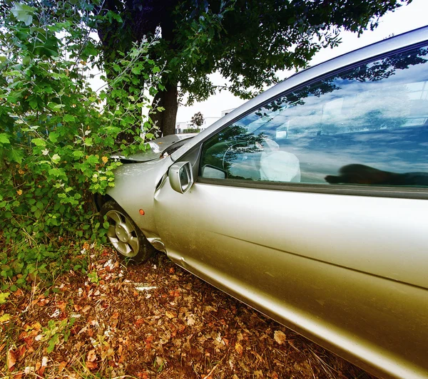 Accident de voiture sur une route de la ville contre un arbre — Photo