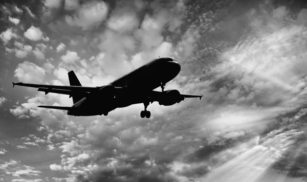 Avión de aterrizaje al atardecer —  Fotos de Stock