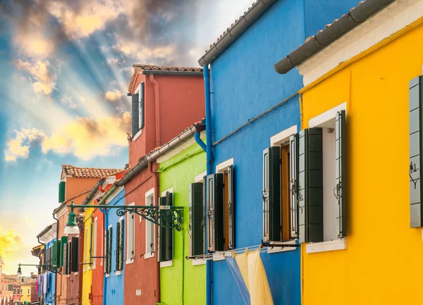 Барвистий будинків Burano, Італія — стокове фото