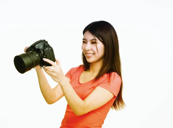 Asiático fotógrafo feminino feliz olhando para as fotos da câmera — Fotografia de Stock