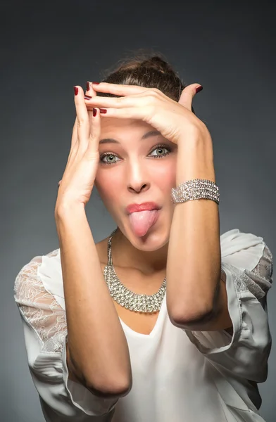 Hermosa mujer mostrando lengua — Foto de Stock