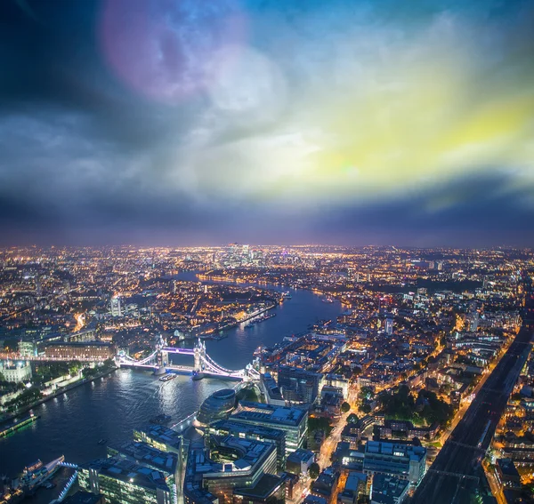 Londra'da Thames Nehri ile Tower Bridge — Stok fotoğraf