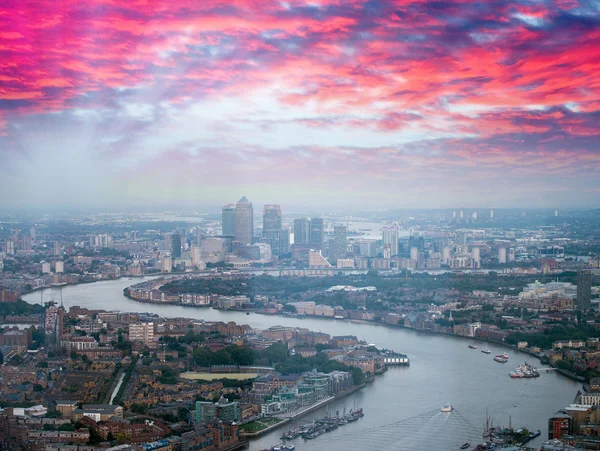 Canary Wharf letecké Panorama a řeku Temži v Londýně — Stock fotografie