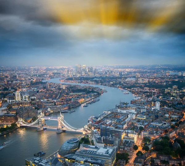 De Tower Bridge in Londen met de rivier de Theems — Stockfoto