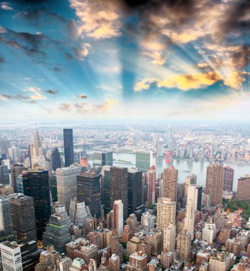 Midtown Manhattan'ın günbatımı gökyüzü