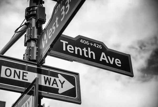 Street sign at the corner of 10th ave and 33rd st — Stock Photo, Image