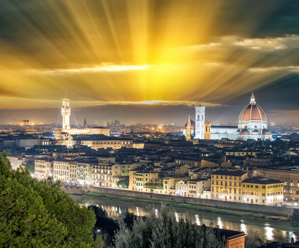 Florence (Firenze) night skyline with Palazzo Vecchio and Duomo — Stock Photo, Image