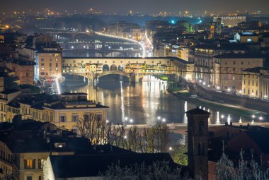 Ponte Vecchio, Firenze gece görünümü