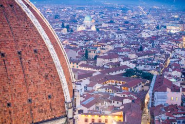 Giotto Campanile dan gün batımında görüntülemek