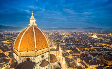 Giotto Campanile dan gün batımında görüntülemek