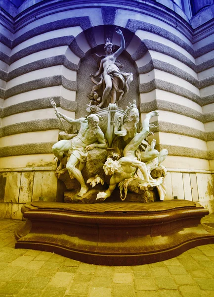 Socha na náměstí Vídeň, Rakousko — Stock fotografie