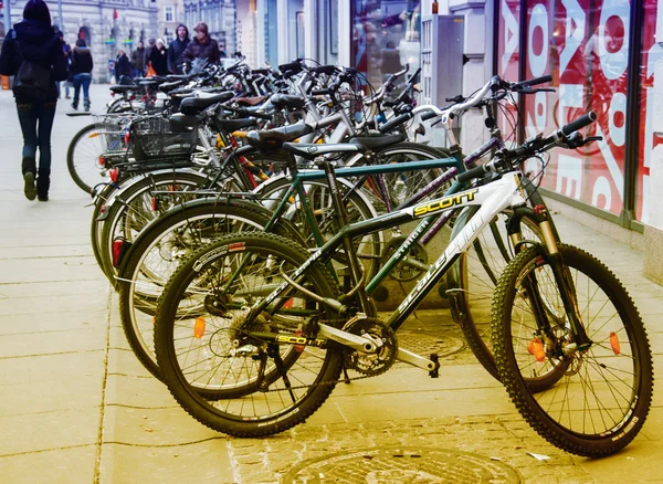 Fahrräder, die in der Innenstadt abgestellt sind. Wien — Stockfoto