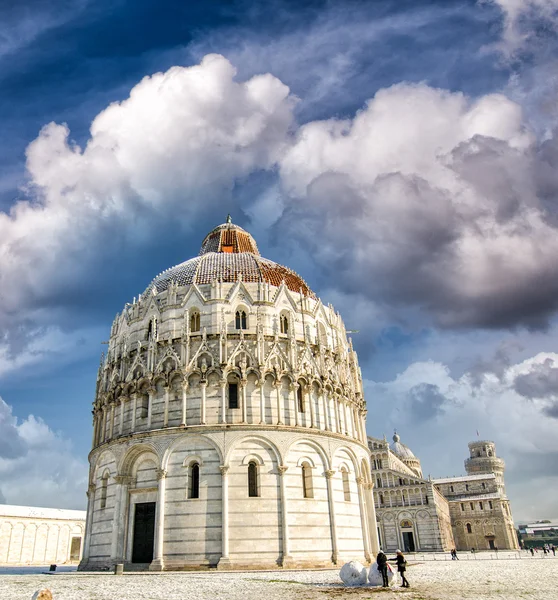 Při západu slunce obloha náměstí zázraků, Pisa — Stock fotografie