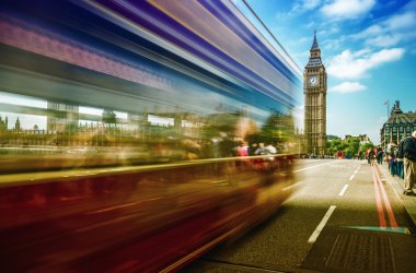 Westminster köprüsü üzerinde hareketli kırmızı Çift katlı otobüs