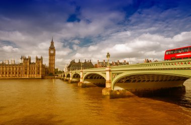Westminster bridge crossing kırmızı Çift katlı otobüs