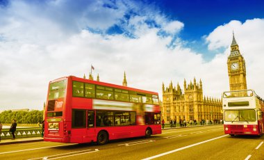 Westminster Bridge geçiş iki kırmızı otobüs