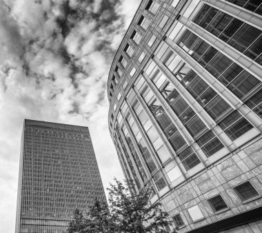 Canary Wharf. Güzel görünümü stree ağaçlardan ve gökdelenler