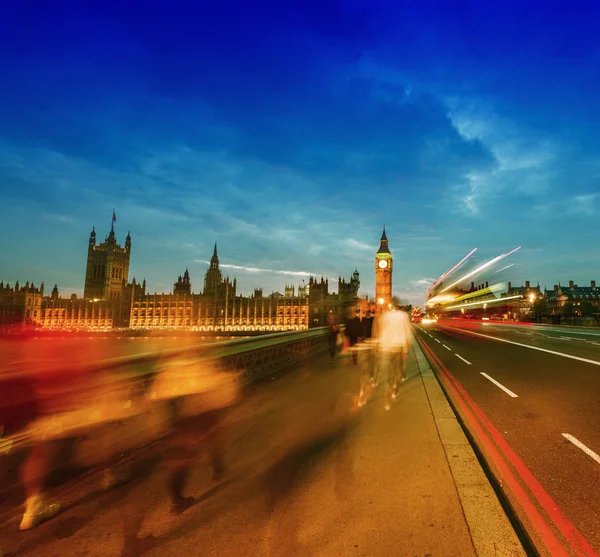 Folk flytter på Westminster Bridge – stockfoto