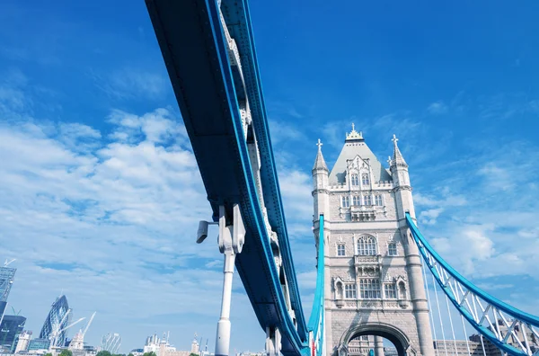The Tower Bridge under a blue sky — Stock Photo, Image